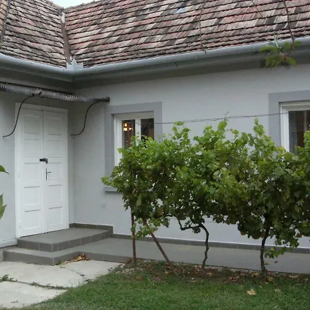 98 Petofi Utca Holiday home *